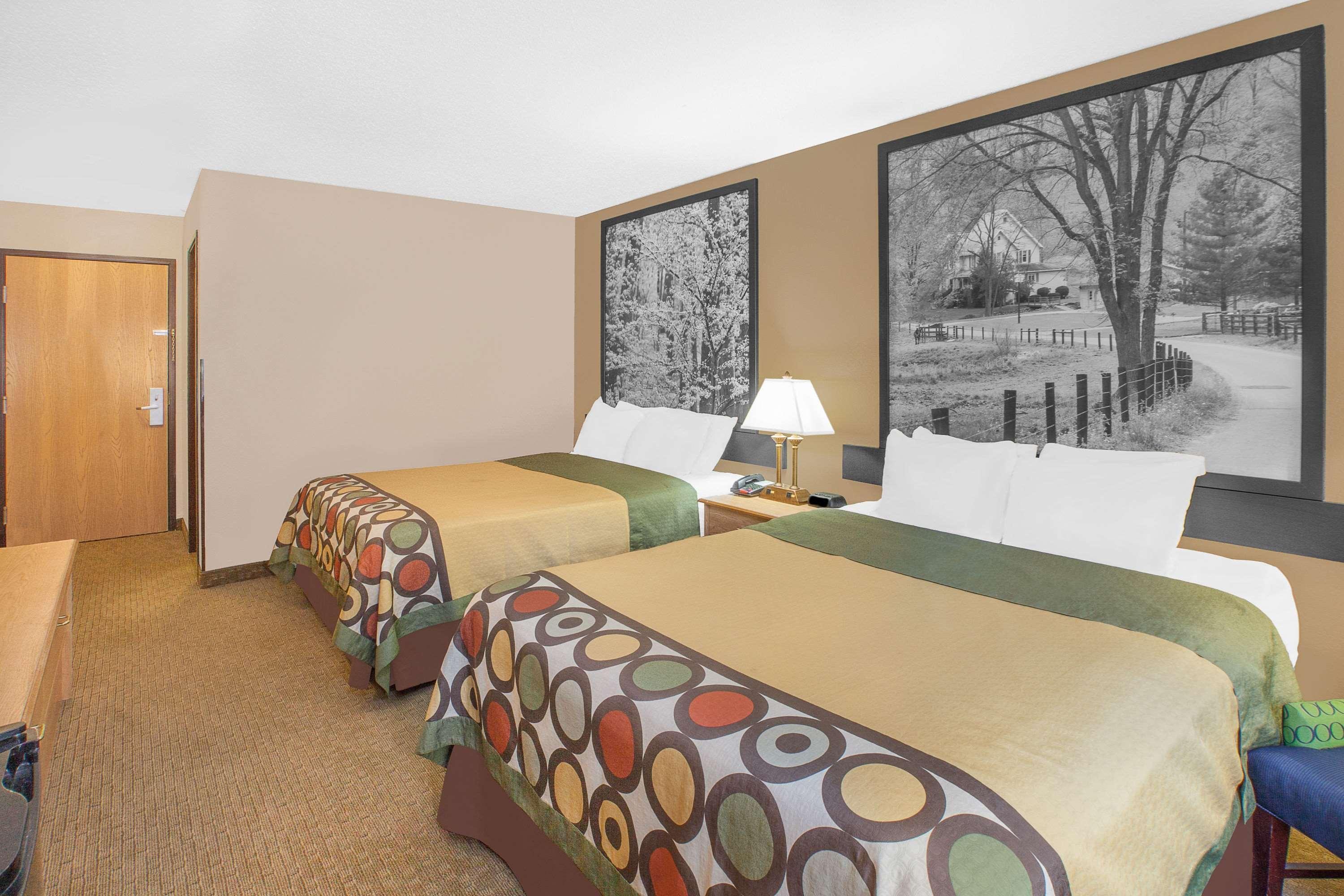 Super 8 By Wyndham Seville Exterior photo